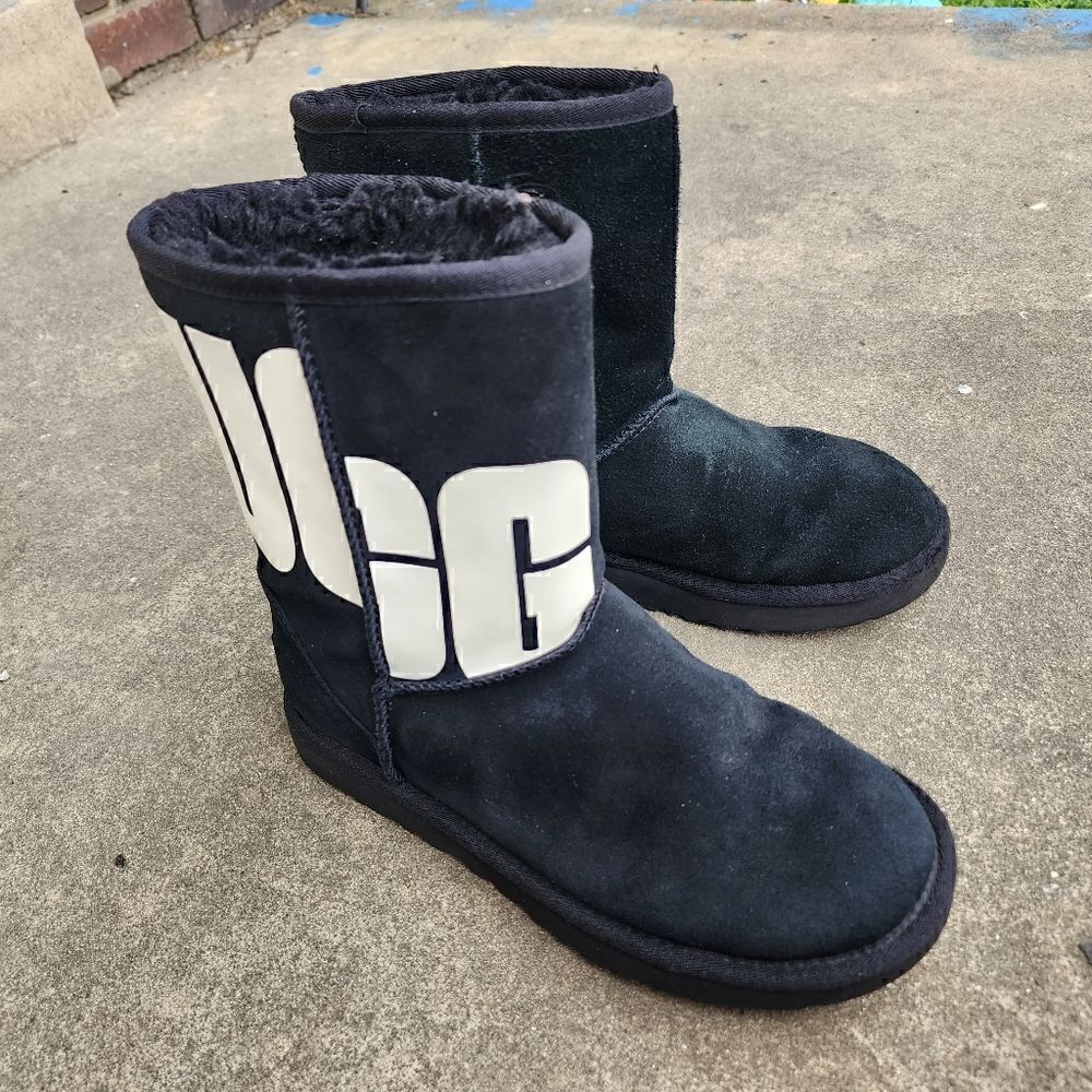 UGG BOOTS - Womens Shoes - SIZE 6